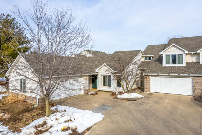 Riverchase Townhomes in Des Moines, IA - Foto de edificio - Building Photo