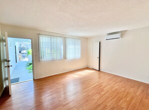 1830 N La Brea Ave in Los Angeles, CA - Building Photo - Building Photo