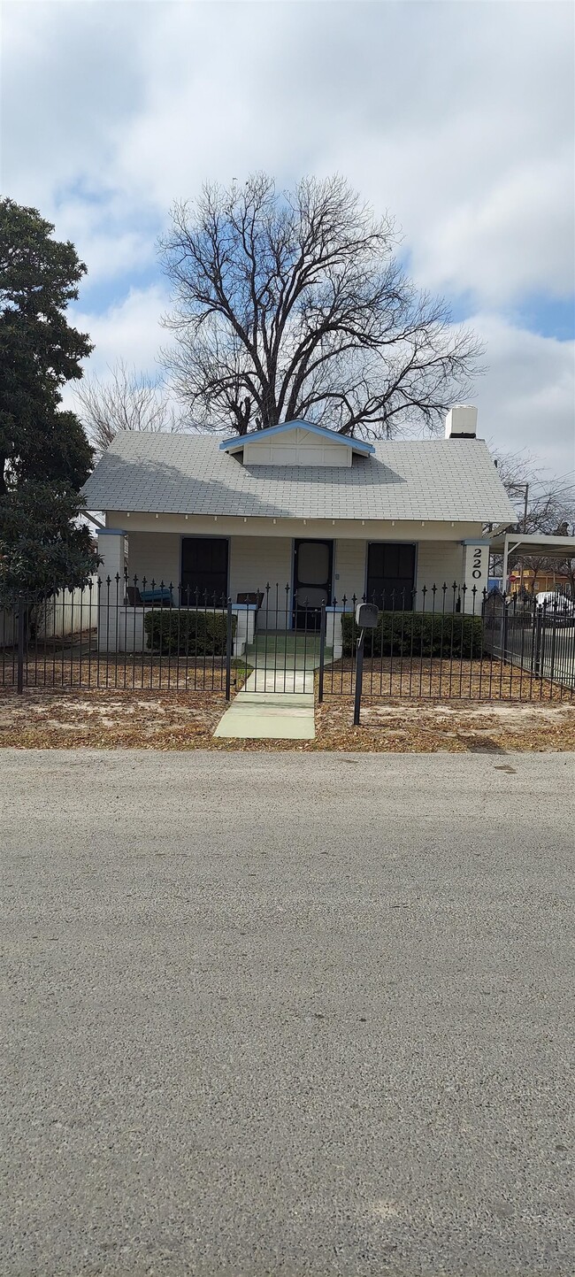 220 Ave C in Del Rio, TX - Foto de edificio - Building Photo