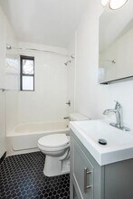 679 Grandview Ave, Unit 2 in Ridgewood, NY - Foto de edificio - Building Photo