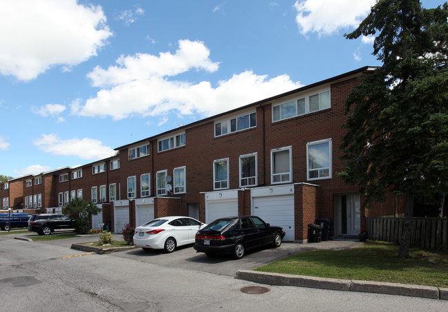 2 Kendleton Dr in Toronto, ON - Building Photo - Building Photo