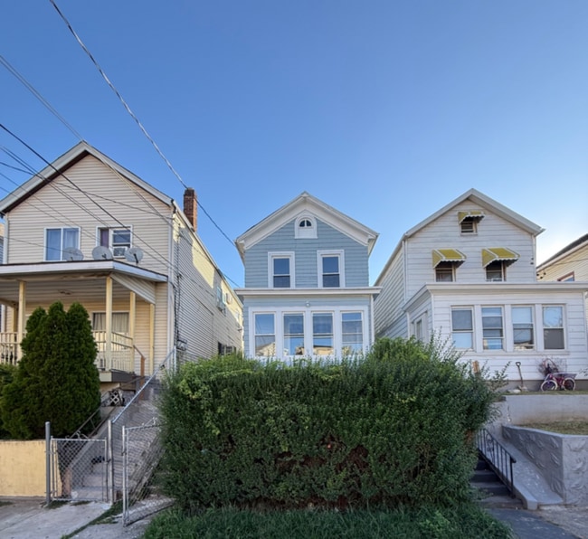 73 E Jersey St in Elizabeth, NJ - Building Photo - Building Photo