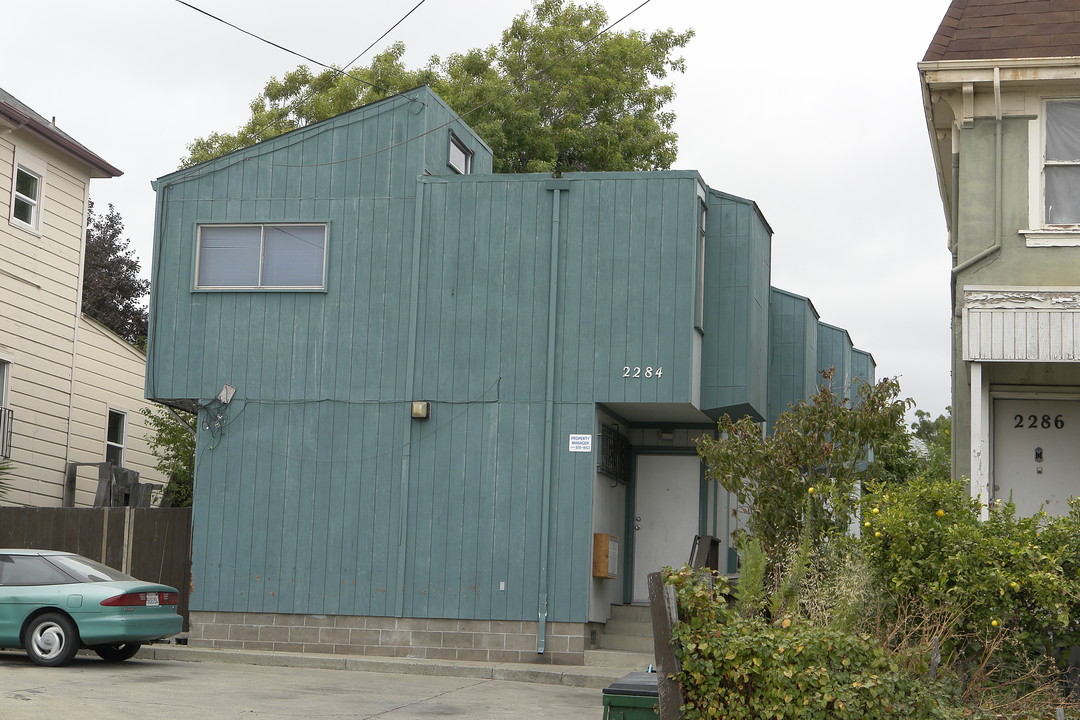 2284 E 17th St in Oakland, CA - Building Photo