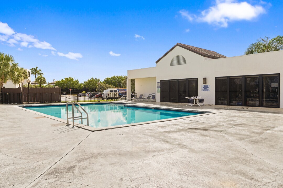215 Lake Pointe Dr in Oakland Park, FL - Building Photo