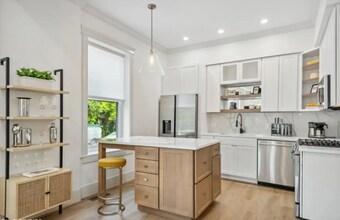 2956 W Logan Blvd, Unit 1 in Chicago, IL - Building Photo - Building Photo