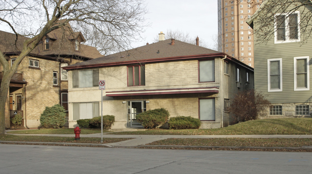 1652 N Humboldt Ave in Milwaukee, WI - Foto de edificio