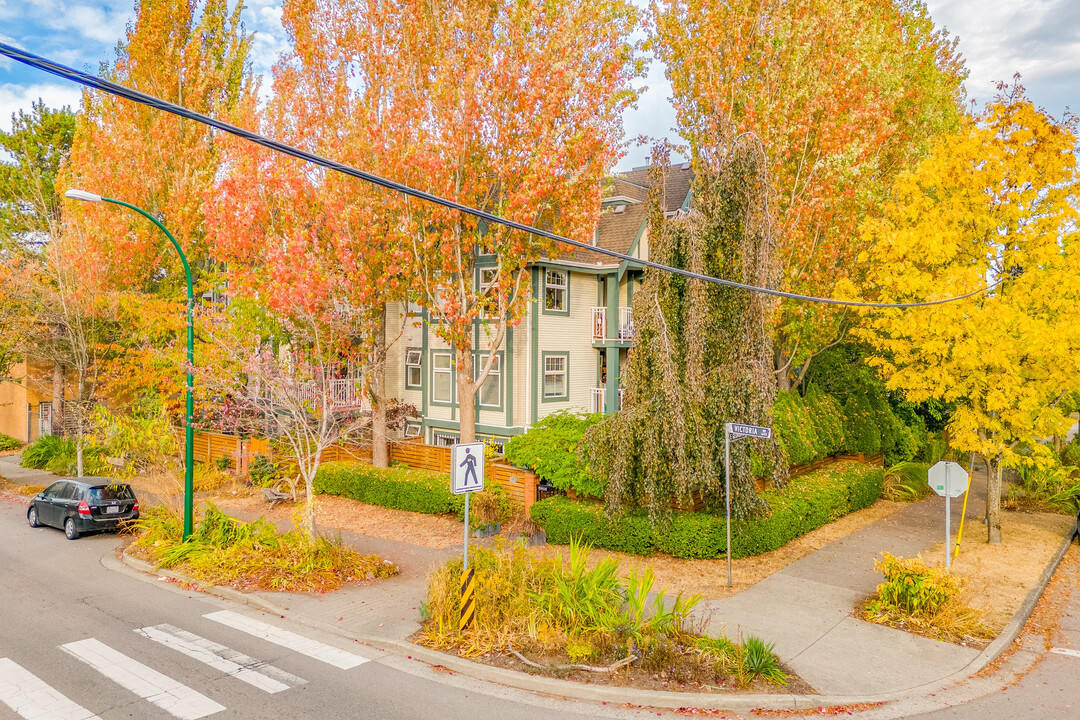 1915 E Georgia St in Vancouver, BC - Building Photo