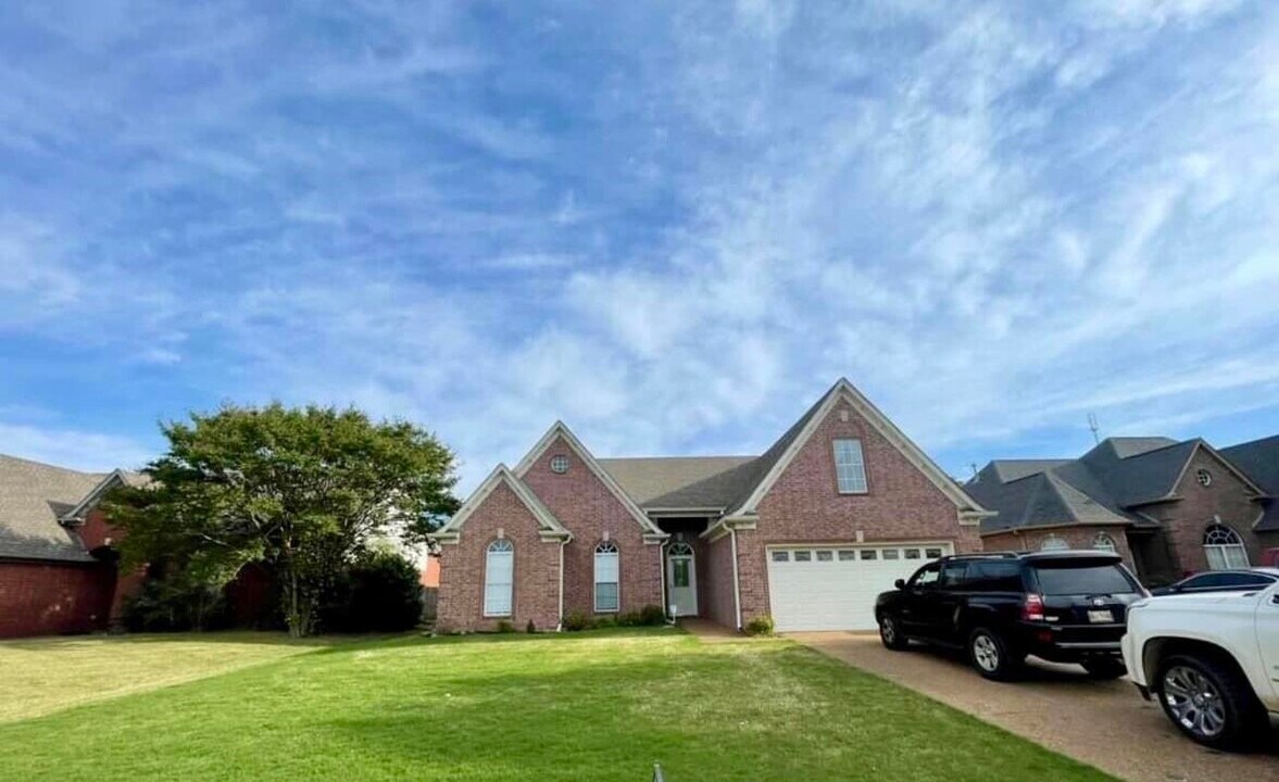 8240 Blue Lagoon Dr in Arlington, TN - Building Photo