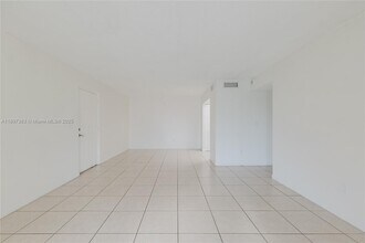 2020 NW 119th St in Miami, FL - Foto de edificio - Building Photo