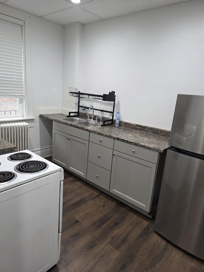 403 Locust Ave, Unit Apartment 4