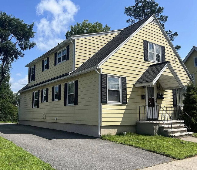 1071 Van Velsen St, Unit 2 in Schenectady, NY - Foto de edificio - Building Photo