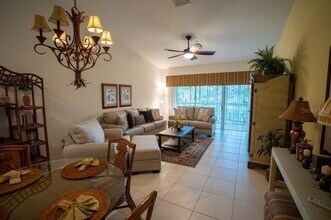 7189 Strand Cir, Unit 1 in Bradenton, FL - Foto de edificio - Building Photo