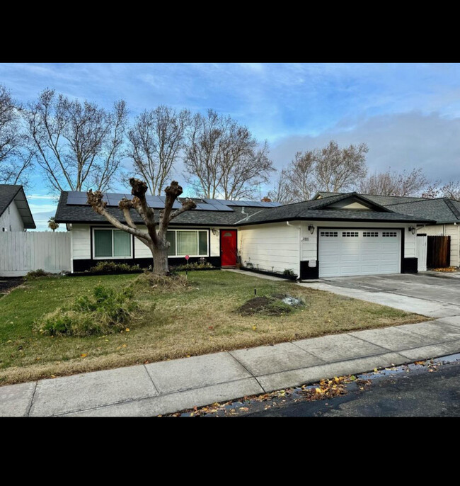 1111 Douglas Fir Dr in Manteca, CA - Building Photo - Building Photo