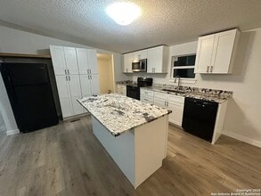 1284 Glenn Dr, Unit 8-8106 in Canyon Lake, TX - Building Photo - Building Photo