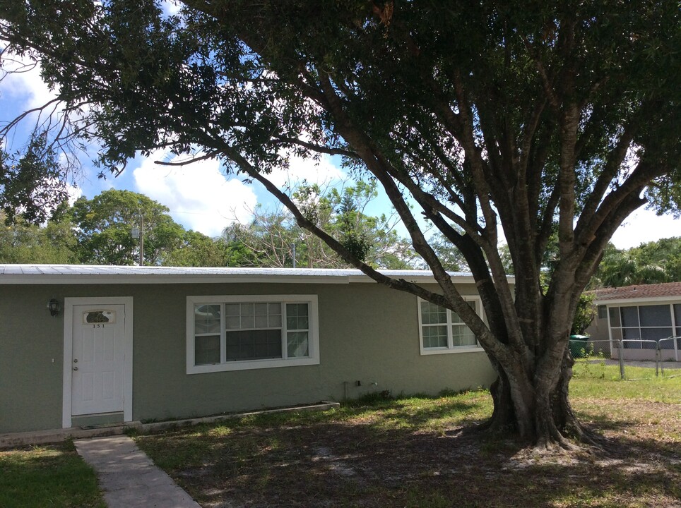 151 SE Castana Ct in Port St. Lucie, FL - Foto de edificio