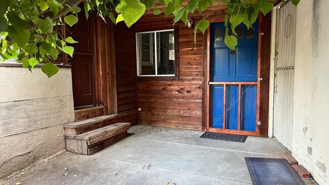 1472 Silverwood Dr, Unit Upper Apartment in Los Angeles, CA - Building Photo - Building Photo