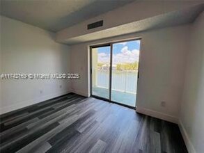 8260 SW 210th St, Unit # 220 in Cutler Bay, FL - Foto de edificio - Building Photo