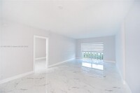 100 Edgewater Dr, Unit 218 in Coral Gables, FL - Foto de edificio - Building Photo