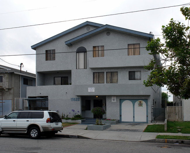 11822 Acacia Ave in Hawthorne, CA - Foto de edificio - Building Photo