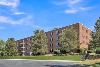Cambridge Hall Apartments in West Chester, PA - Foto de edificio - Building Photo