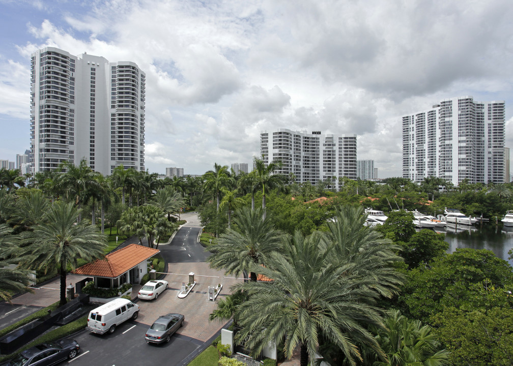 3600 NE 191st St in Aventura, FL - Building Photo