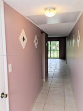 8020 Fairview Dr in Tamarac, FL - Foto de edificio - Building Photo