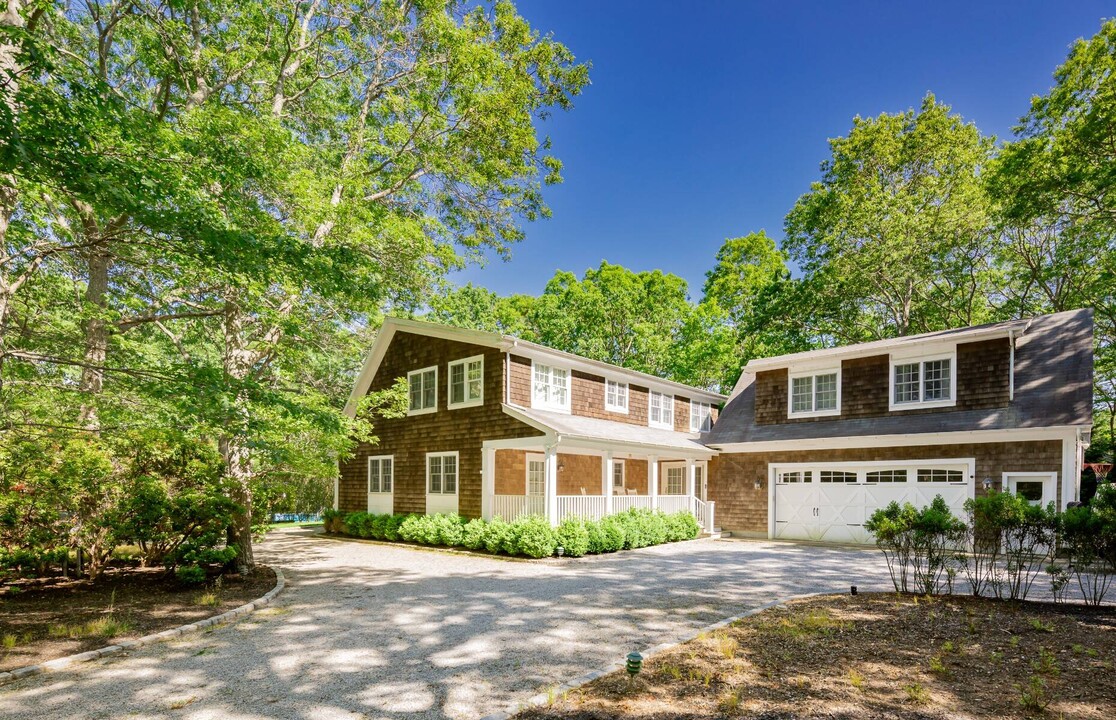 413 Hands Creek Rd in East Hampton, NY - Building Photo