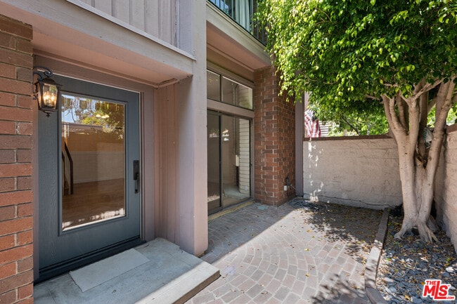 13044 Mindanao Wy in Marina Del Rey, CA - Building Photo - Building Photo