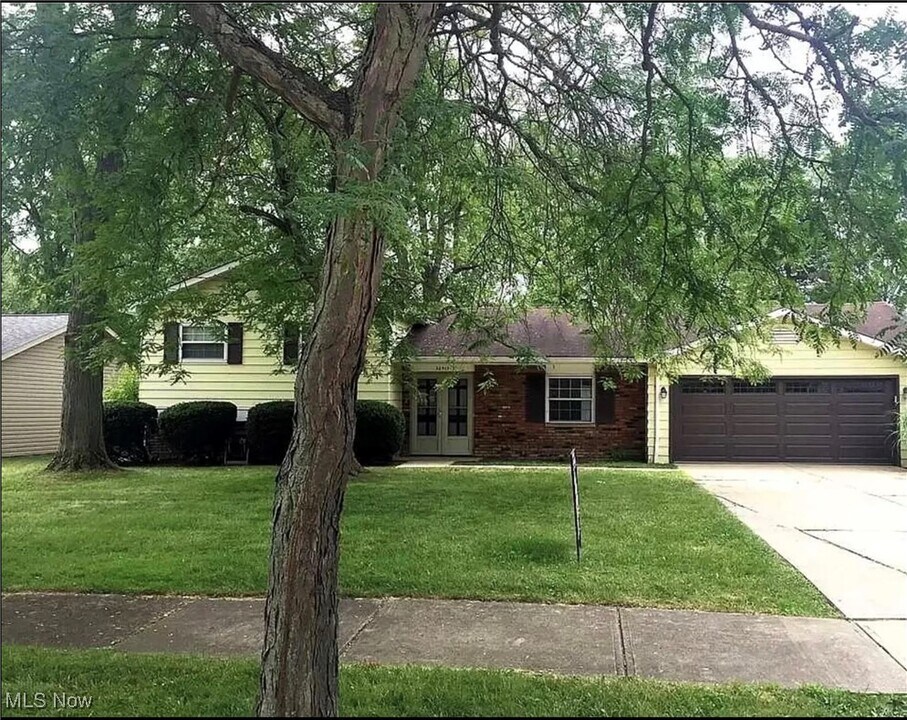 26913 Westwood Ln in Olmsted Township, OH - Building Photo