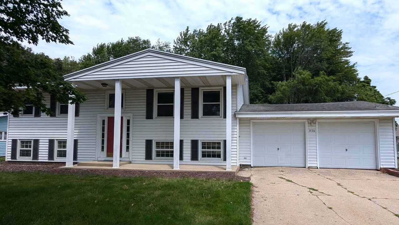 936 Seminole Rd in Norton Shores, MI - Building Photo