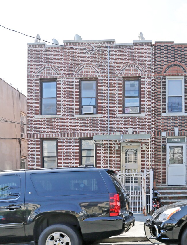 10840 38th Ave in Flushing, NY - Foto de edificio - Building Photo