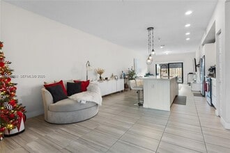 7805 NW 104th Ave in Doral, FL - Building Photo - Building Photo