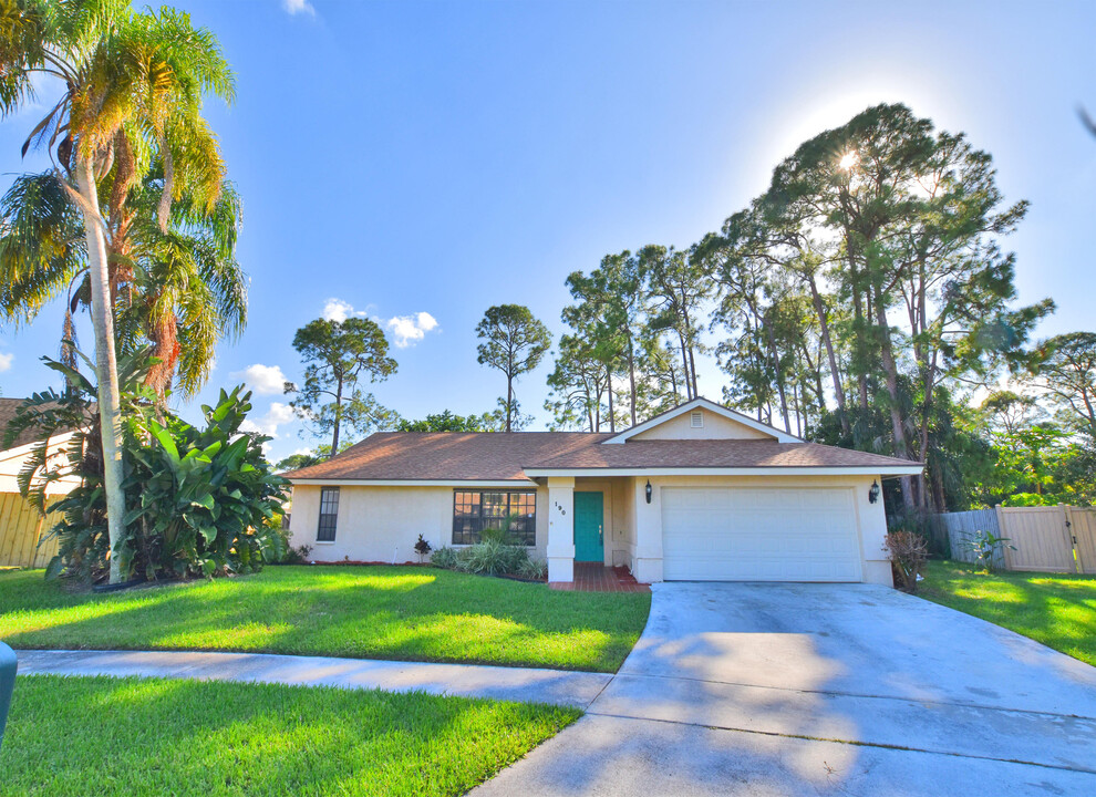 190 Parkwood Dr S in Royal Palm Beach, FL - Foto de edificio