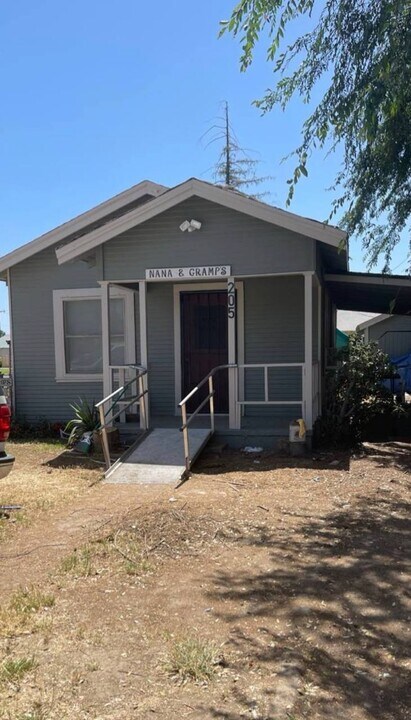 205 W Maple Ave in Tulare, CA - Building Photo