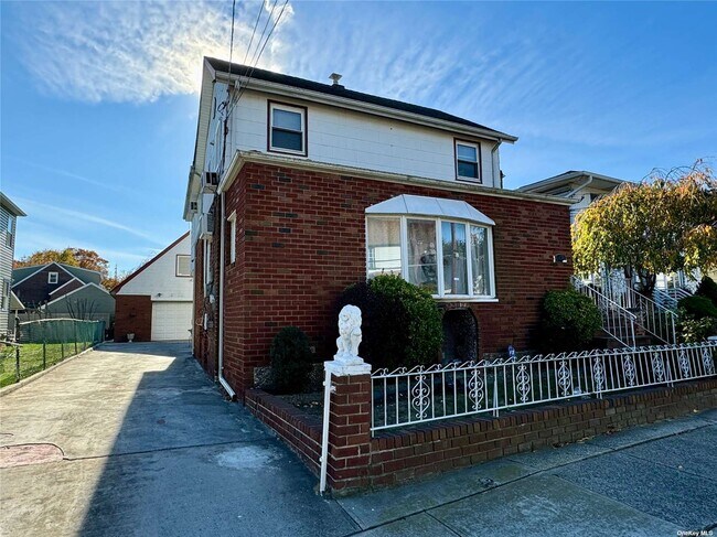 18 Leach St-Unit -2 in Lynbrook, NY - Building Photo - Building Photo