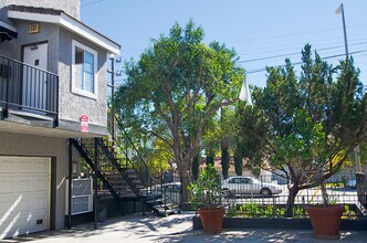 18547 Saticoy St in Reseda, CA - Building Photo - Building Photo