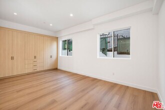 726 Robinson St in Los Angeles, CA - Building Photo - Building Photo