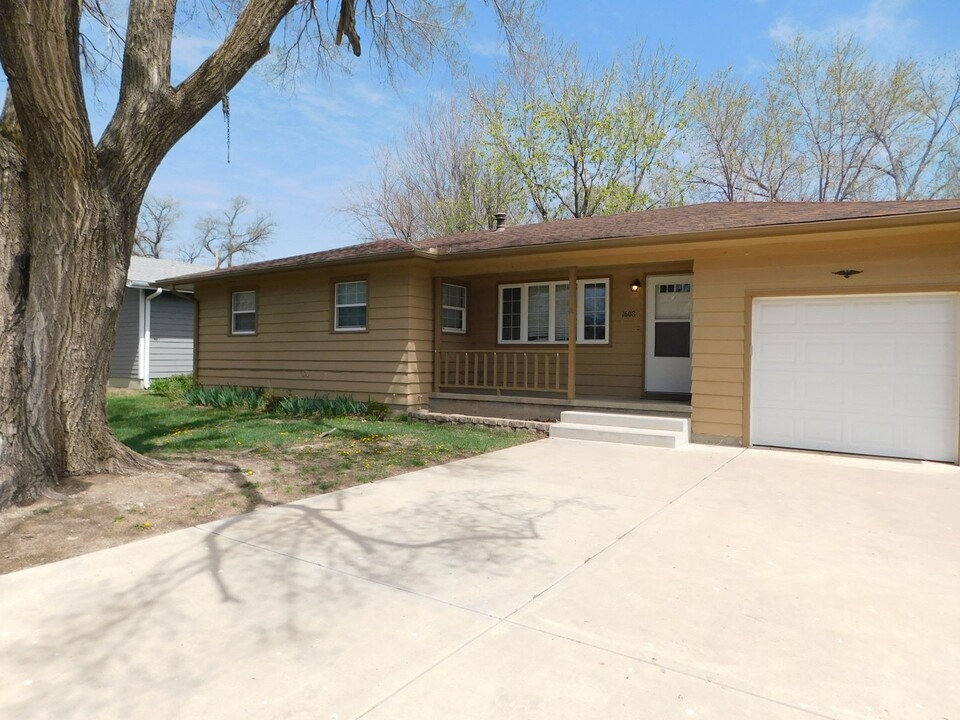 1608 Edgemoor Dr in El Dorado, KS - Building Photo