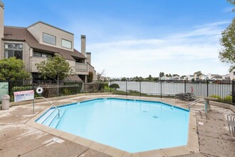 77 Pelican Ln in Redwood City, CA - Foto de edificio - Building Photo