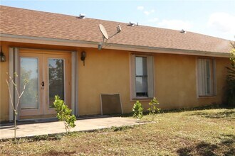 320 Harry Ave S in Lehigh Acres, FL - Foto de edificio - Building Photo