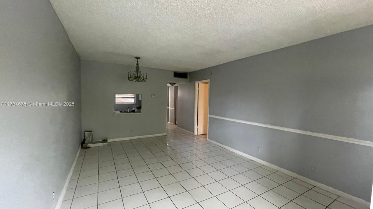 5061 W Oakland Park Blvd in Lauderdale Lakes, FL - Building Photo