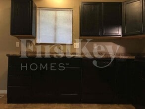 8101 Railroad Rd in Indianapolis, IN - Foto de edificio - Building Photo