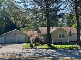 36 Wawayanda Rd in Highland Lakes, NJ - Building Photo