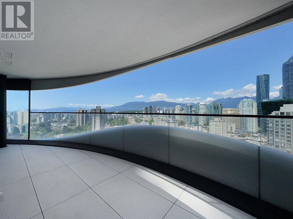 1033-1033 Nelson St in Vancouver, BC - Building Photo