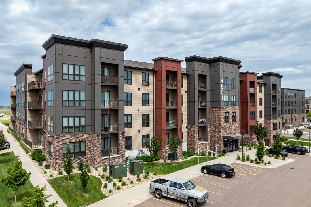 University Hills Village in Sioux Falls, SD - Foto de edificio