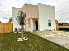 5702 Moses Lp in Laredo, TX - Building Photo