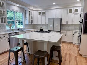 24126 SE 16th Pl in Sammamish, WA - Building Photo - Building Photo