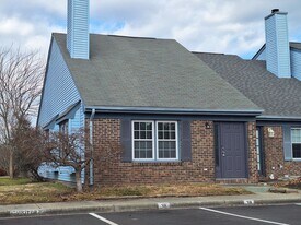 38 Parkway Dr in Hampton, VA - Building Photo