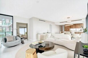 9901 W Bay Harbor Dr in Bay Harbor Islands, FL - Building Photo