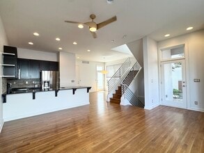 527 Oak St in Kansas City, MO - Foto de edificio - Building Photo